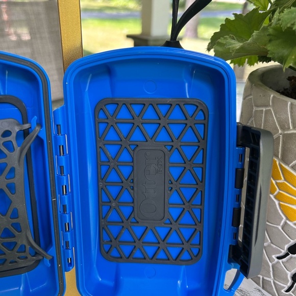 OtterBox Vibrant Blue Protective Case - Picture 2 of 7